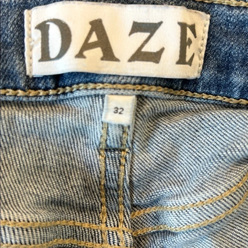 DAZE relaxed fit boyfriend jeans distressed size 32